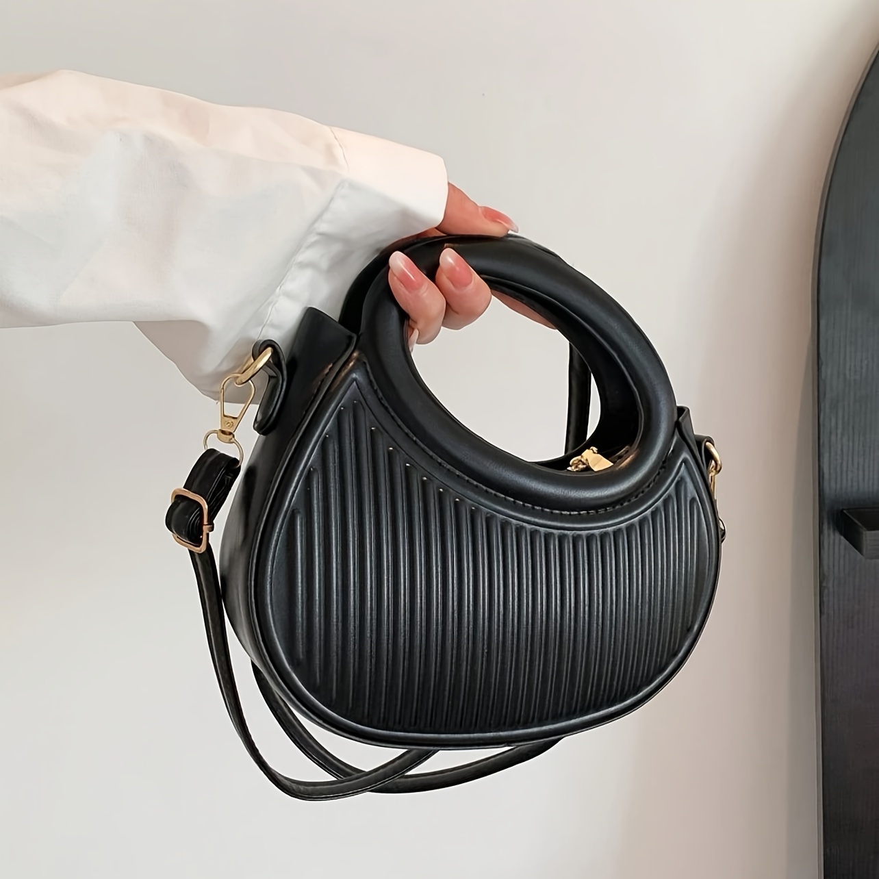 Chic Stripe Design Crossbody B - Luxury Bags On Sale のレビューと価格