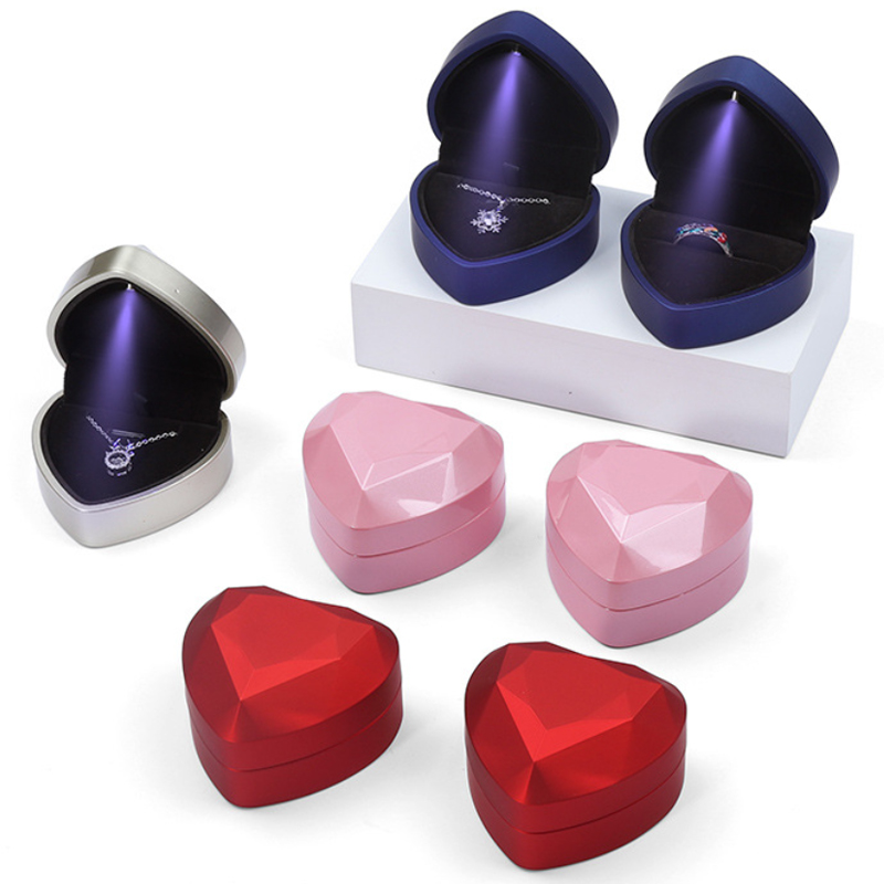 Creative LED Jewelry Ring Box  - Luxury Bags List のレビューと価格